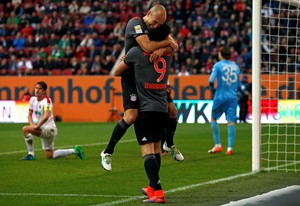 Robben abraça Lewandowski na comemoração do gol do Bayern de Munique (Foto: REUTERS/Michaela Rehle)