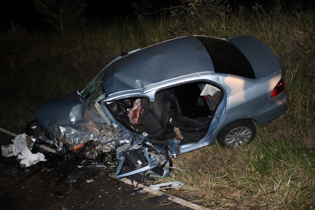 Carro envolvido em acidente em Campo Belo (MGO foi parar em barranco (Foto: Hudson Barbosa/Site É Tudo Aqui)