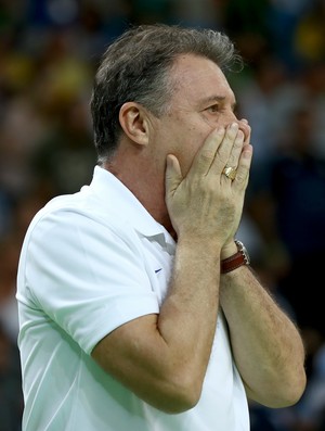 Rúben Magnano não acredita na derrota brasileira (Foto: Elsa/GettyImages)