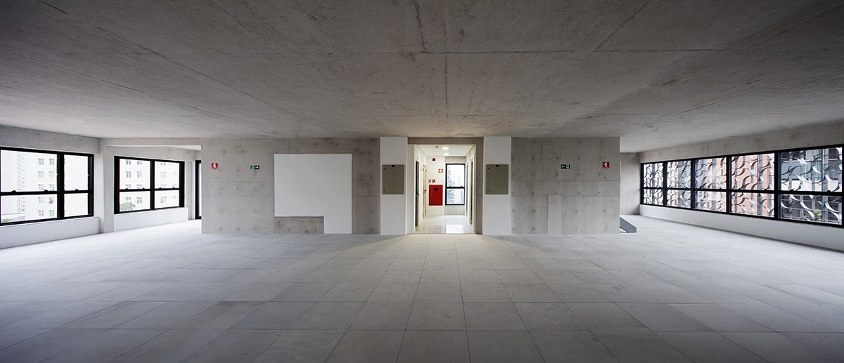 Os ambientes internos do edifícios foram pensados para transmitirem sensações agradáveis no convívio (Foto: Divulgação / Kruchin Arquitetura / Daniel Ducci)