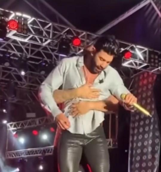 Gusttavo Lima é abraçado por fã que invadiu palco  (Foto: Reprodução / Instagram )