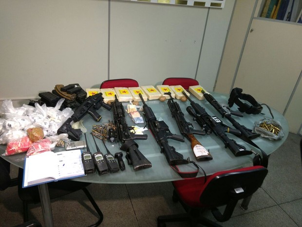 Armas, droga e equipamentos apreendidos no Pavão-Pavãozinho (Foto: Nicolás Satriano/G1)