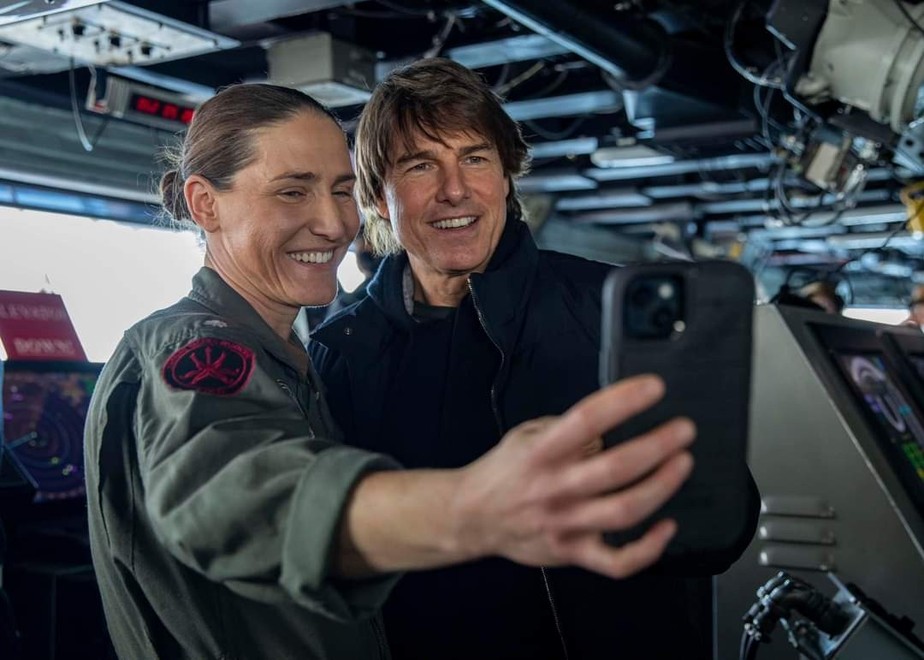 Tom Cruise posa para selfie dentro de porta-aviões