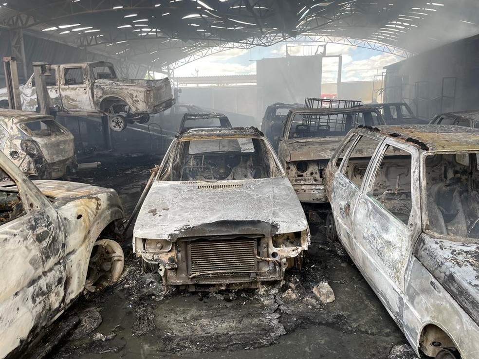 Incêndio deixou rastro de destruição em galpão de oficina em Limoeiro do Norte (CE) — Foto: Divulgação/Corpo de Bombeiros