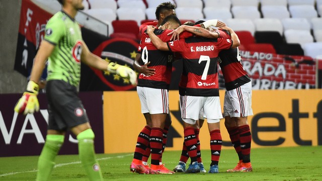 Time do Flamengo comemora gol contra o Unión La Calera
