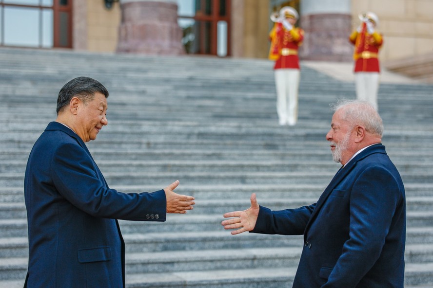 Os presidentes da China, Xi Jinping, e do Brasil, Lula, se cumprimentam durante visita a Xangai