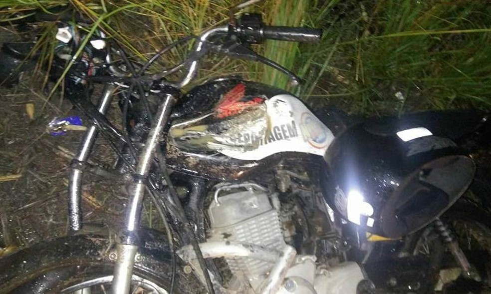 Radialista estava pilotando uma moto que bateu em um carro nesta quarta (28) (Foto: WhatsApp/ReproduÃ§Ã£o)
