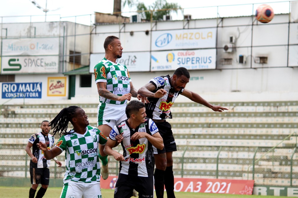 Nino (no alto) e Leandro Love em ação pelo Rio Preto contra o Votuporanguense  — Foto: Muller Merlotto Silva