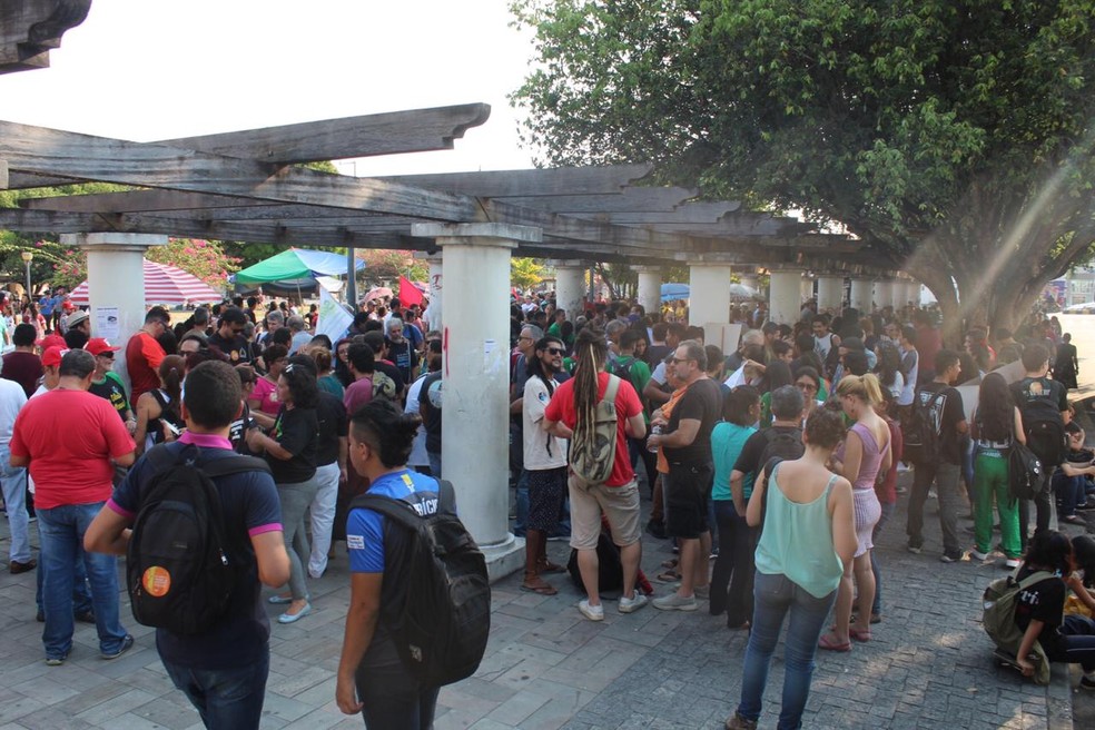  Manifestantes se reuniram na Praça da Saudade, no Centro — Foto: Rickardo Marques/G1 AM