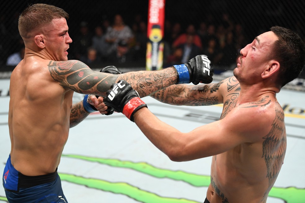 Dustin Poirier glolpeia Max Holloway no UFC 236 â?? Foto: Getty Images