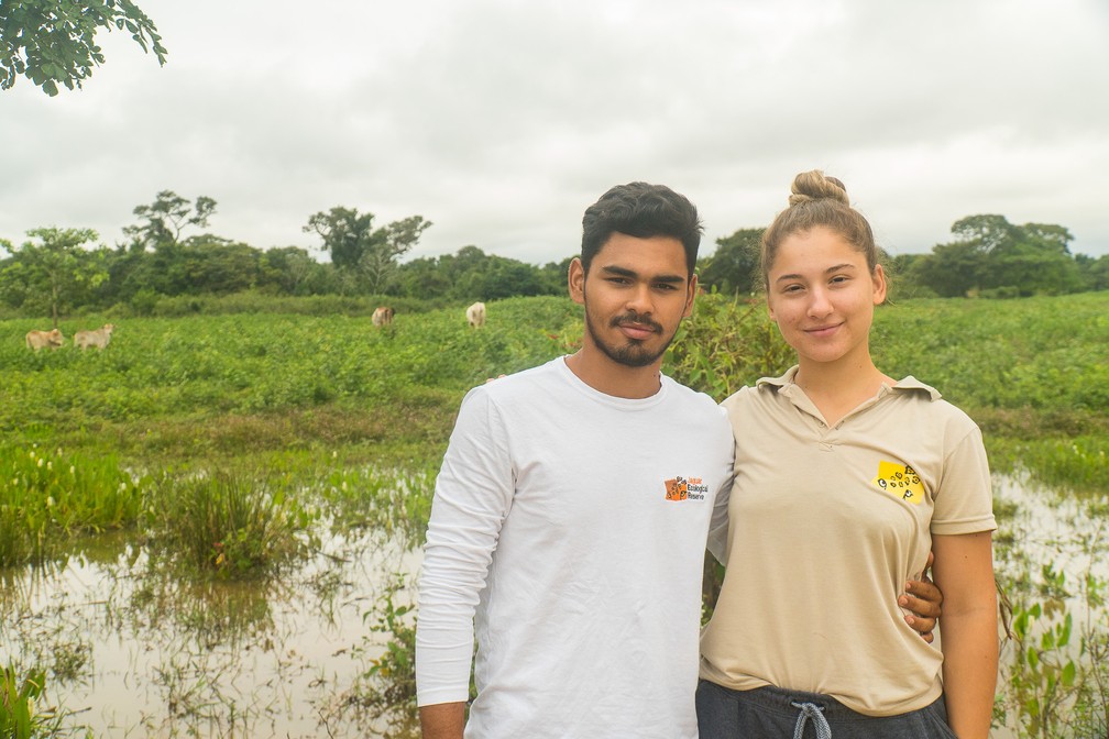 Do gado ao turista: João Paulo Arruda e Eduarda Amaral representam a terceira geração da família Arruda no negócio de passeios de observação de animais no Pantanal matogrossense — Foto: Eduardo Palacio/G1