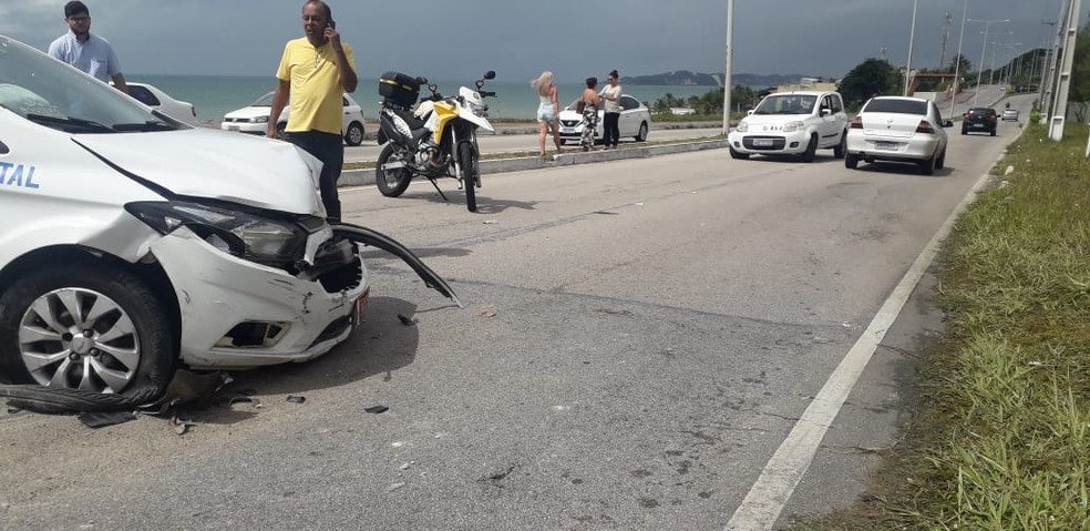 Acidente aconteceu na manhÃ£ desta terÃ§a-feira (16) na Via Costeira, em Natal â€” Foto: KlÃªnyo GalvÃ£o/Inter TV Cabugi 