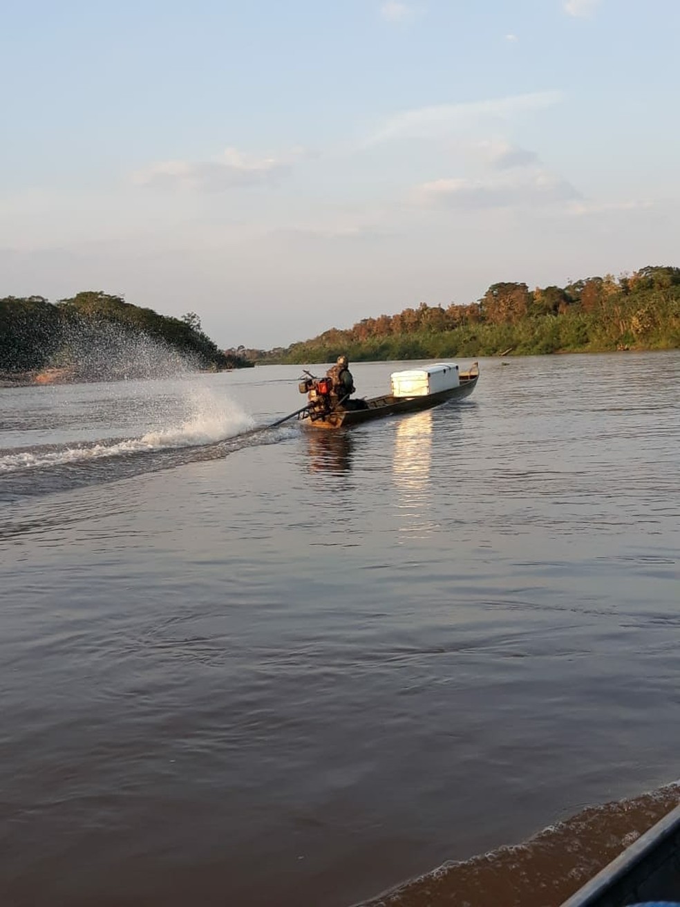 Flagrante ocorreu no momento em que a equipe policial fazia um patrulhamento no Rio SÃ£o LourenÃ§o, em RondonÃ³polis â€” Foto: BatalhÃ£o Ambiental da PolÃ­cia Militar de Mato Grosso