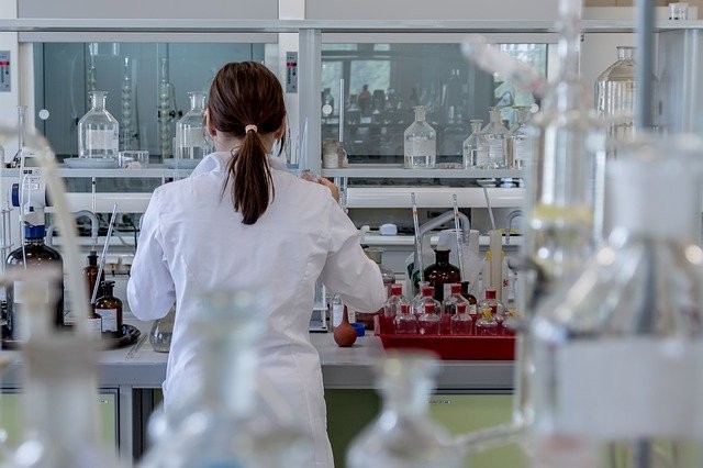 Meninas poderão conhecer como é a rotina de uma cientista (Foto: Pixabay)