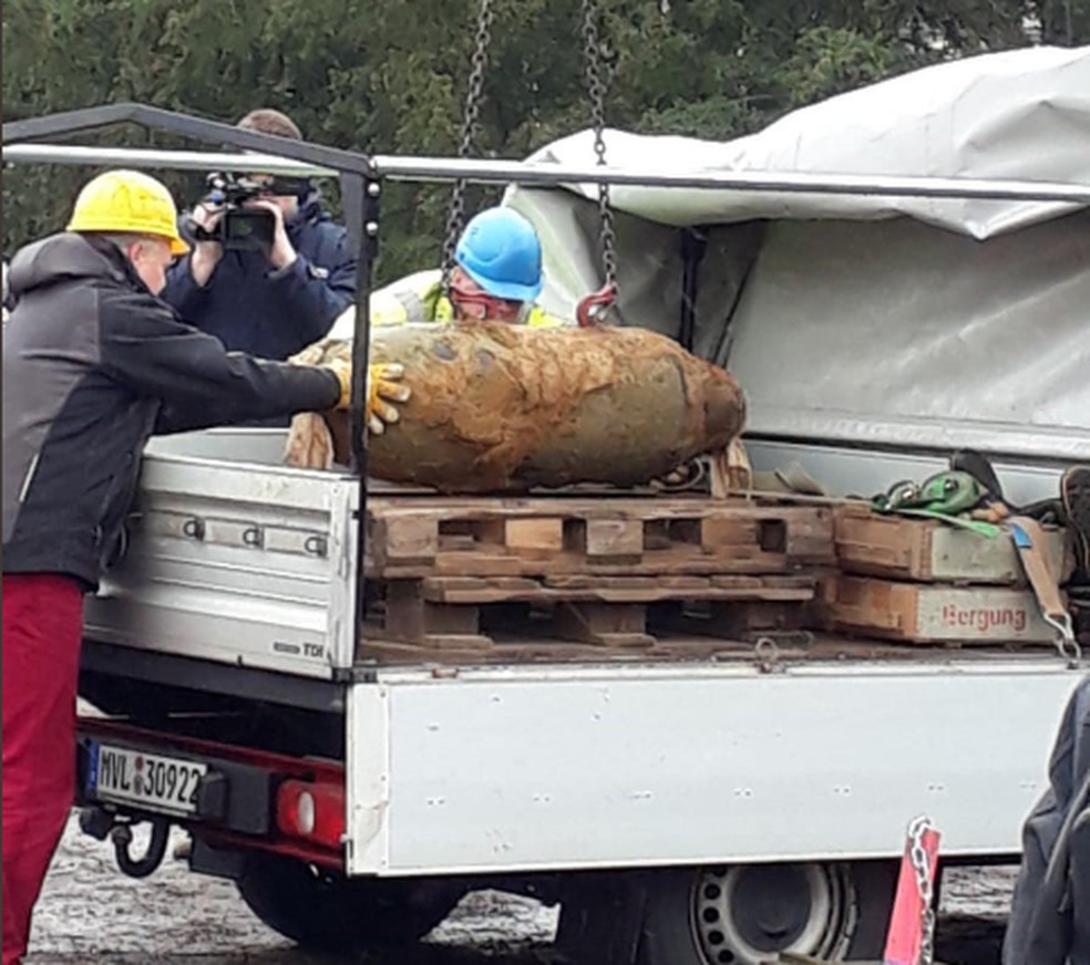 Bomba da segunda guerra Ã© encontrada e desativada em Rostock, na Alemanha â€” Foto: ReproduÃ§Ã£o/Twitter PolÃ­cia de Rostock
