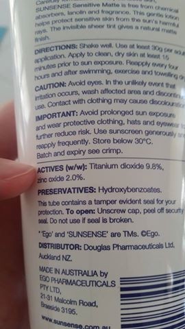Mãe publica rótulo com substâncias que precisam ter no protetor solar: dióxido de titânio ou óxido de zinco (Foto: Reprodução)