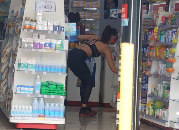 Isis Valverde vai a farmacia na Quarentena do Covid 19 (Foto: Agnews)