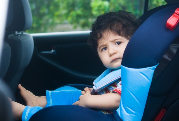 Criança sentada na cadeirinha do carro (Foto: Shutterstock)