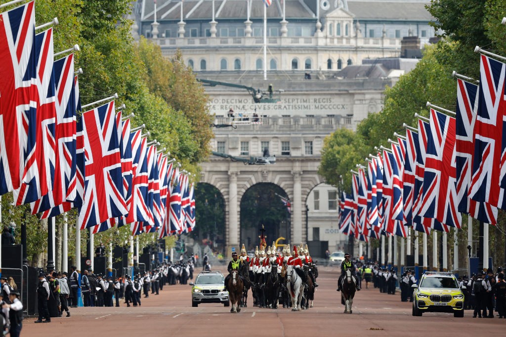 O caixão da rainha Elizabeth durante a transferência do Palácio de Buckingham para o palácio de Westminster (Foto: Getty Images)