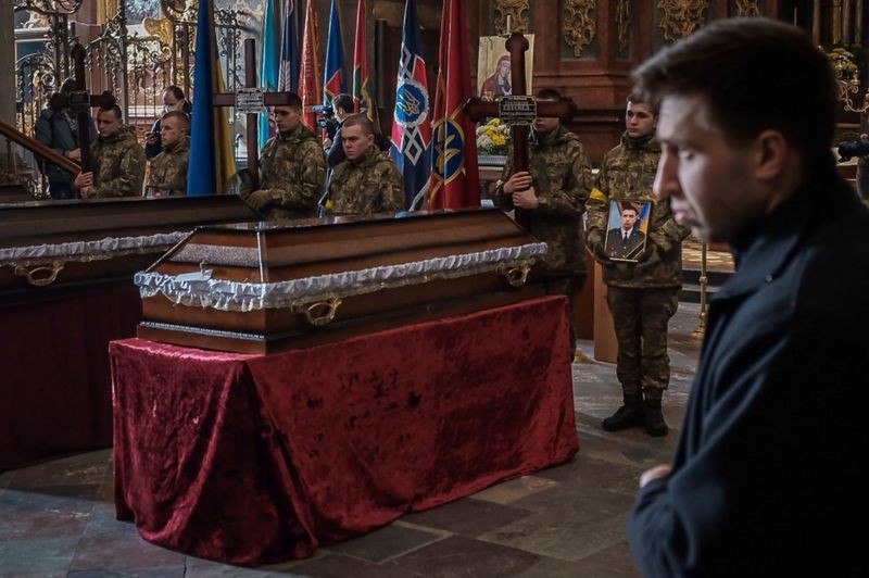 A Igreja de São Pedro e São Paulo em Lviv agora tem funerais quase todos os dias. Os soldados locais conduzem os serviços cerimoniais (Foto: BBC News)