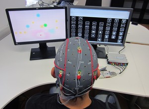 O programa chamado intendiX Painting, desenvolvido pela empresa de engenharia biomédica Gtec, permite que a professora controle o software usando o seu cérebro (Foto: Divulgação)