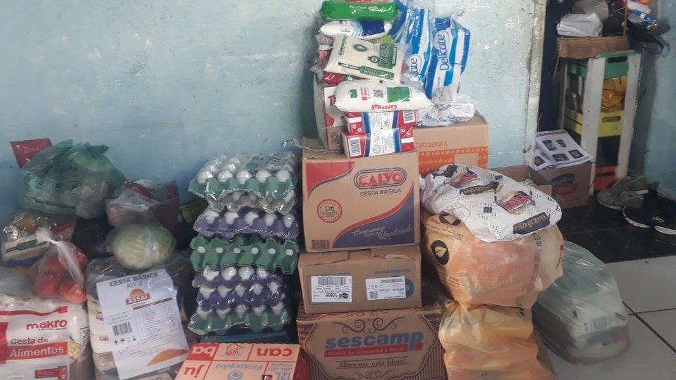 Após receber doações de alimentos e roupas, Andréia Helena da Silva, de 44 anos, afirmou ao g1 que enfrenta ameaças de despejo — Foto: Arquivo Pessoal