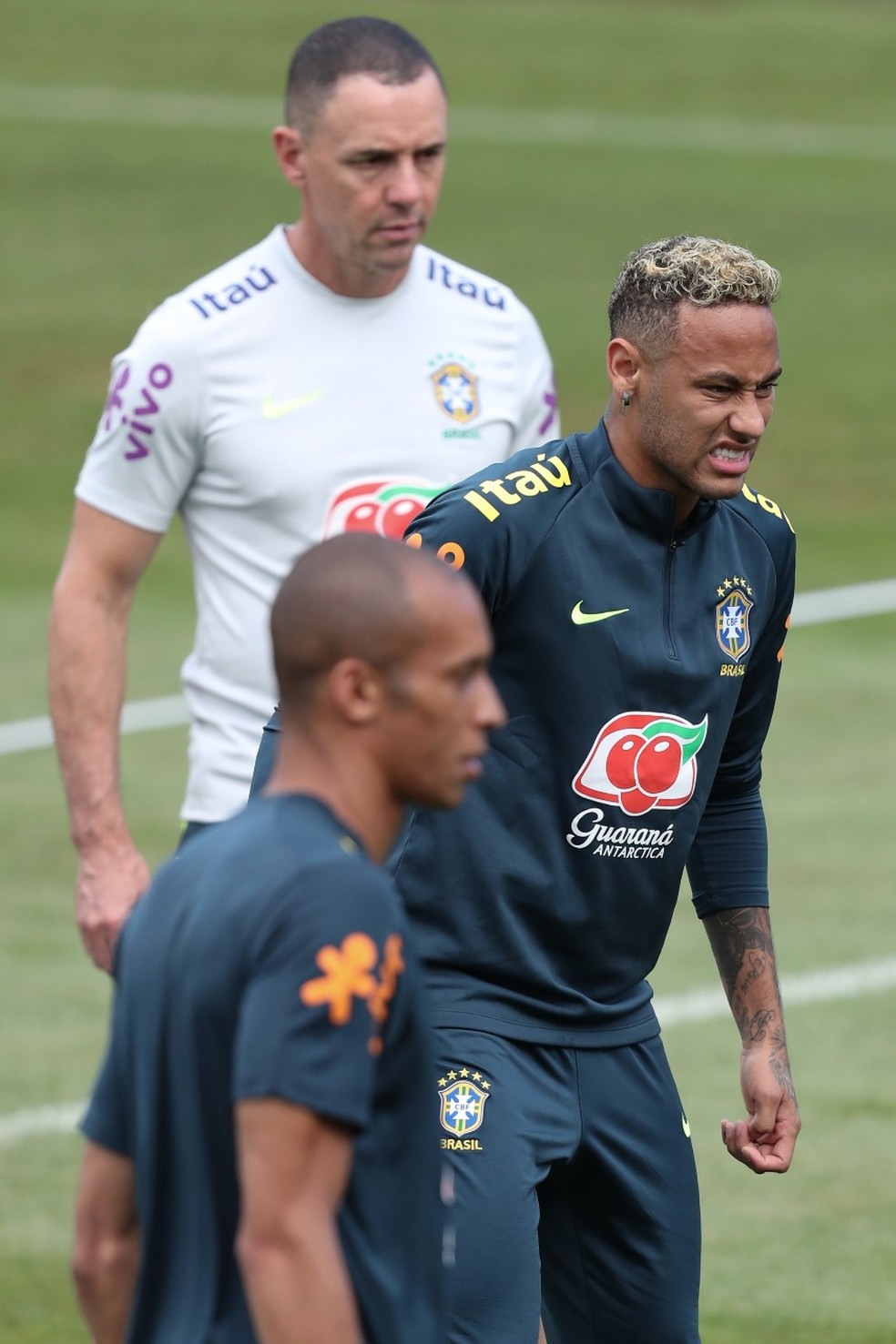 Neymar sente dor no tornozelo e sai mancando de treino (Foto: Mowa Press)