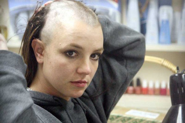 Brtney Spears, em uma fase difícil em 2007, resolveu raspar toda a cabeça (Foto: Getty Images)