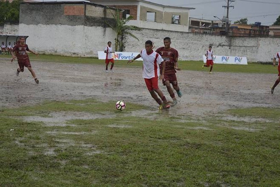 Chuva não impediu show de habilidade dos jovens (Foto: Vágner Nascimento/CUFA)