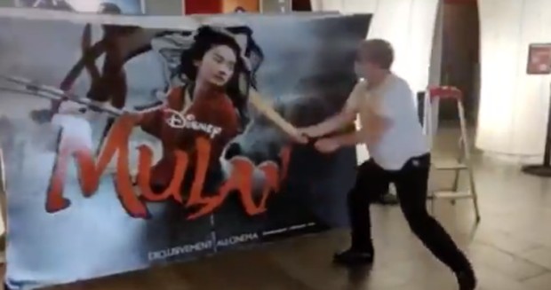 Dono de cinema destrói totem de Mulan (Foto: Reprodução/Twitter)