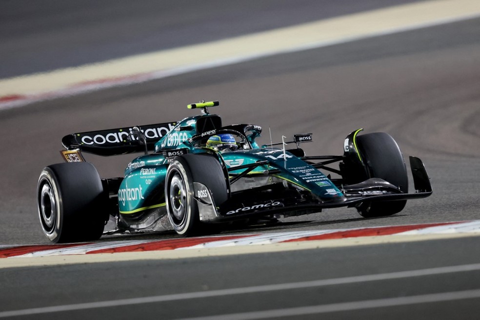 Protagonista do GP do Bahrein da F1 2023, Fernando Alonso bateu Mercedes e foi de 5º a 3º — Foto: Giuseppe CACACE / AFP