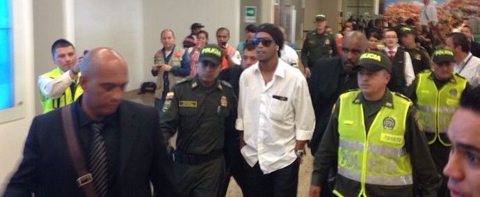 Ronaldinho na chegada à Colômbia: cercado por seguranças e policiais  (Foto: Reprodução Atlético-MG)