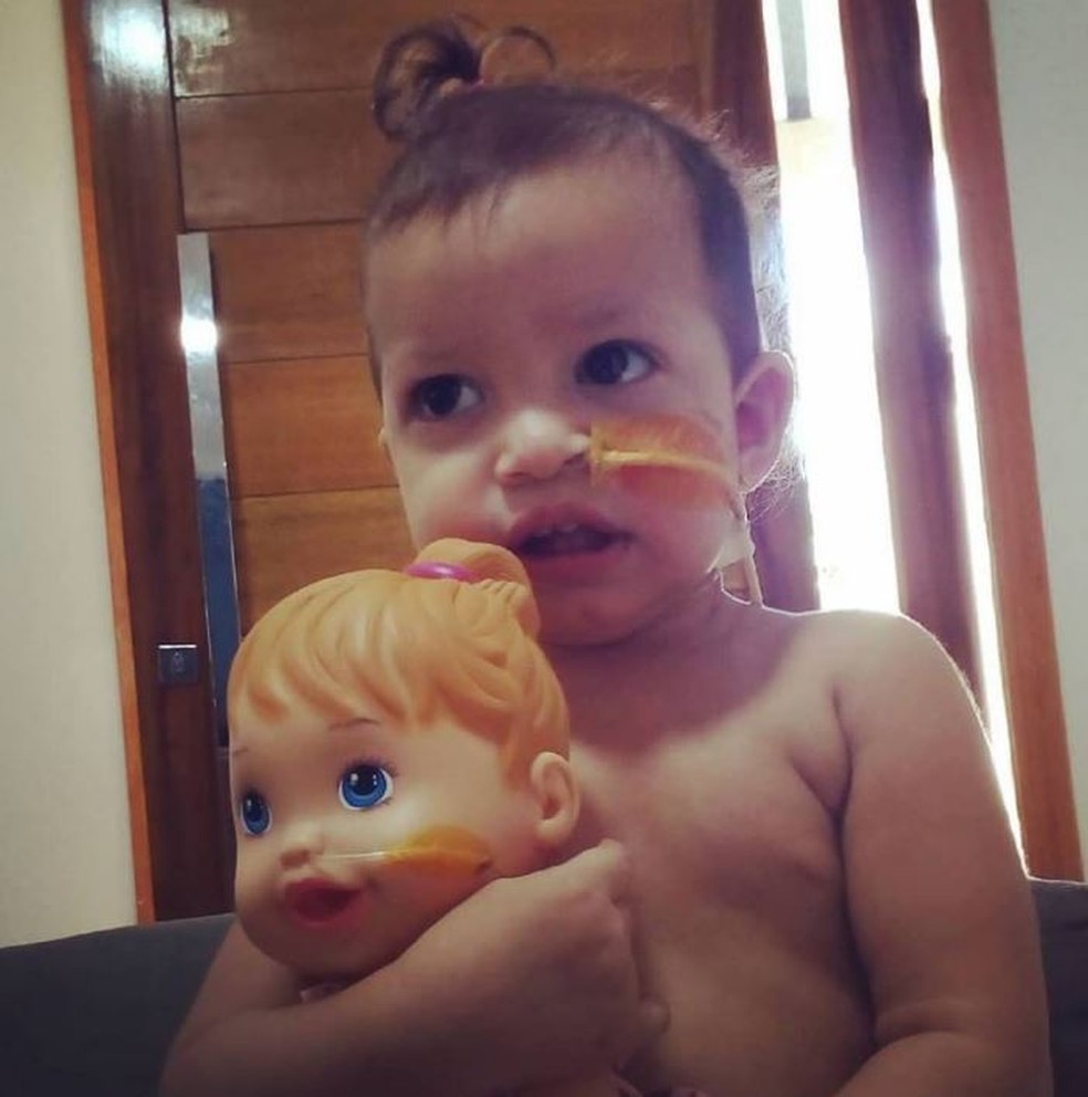 No Acre, mÃ£e adapta sonda em boneca para filha de 1 ano e quatro meses que faz tratamento ânÃ£o se sentir diferenteâ (Foto: Arquivo pessoal )