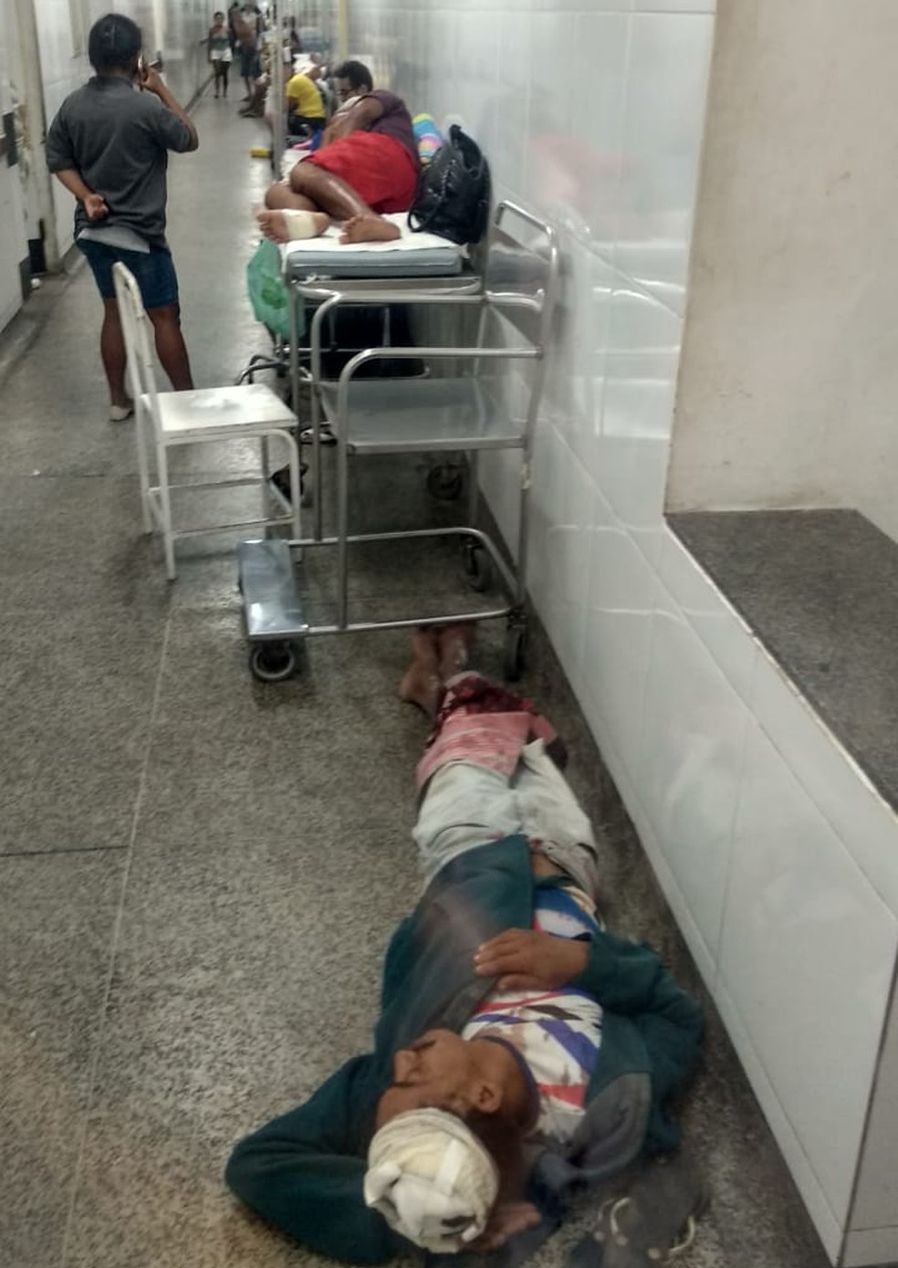 Pacientes deitam no chão por falta de macas no Socorrão I em São Luís — Foto: Douglas Pinto/TV Mirante