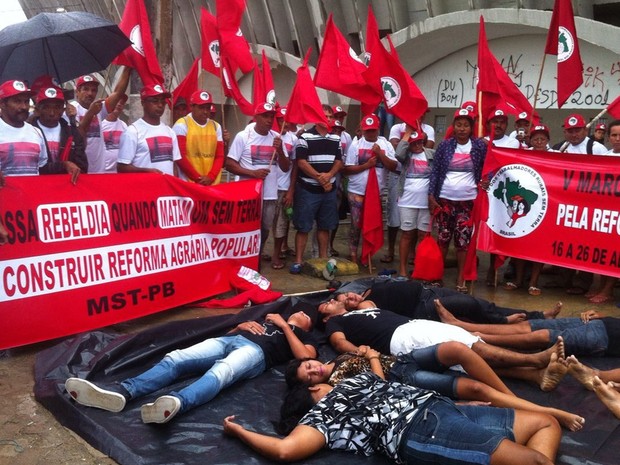 Integrantes do MST se concentraram no Estádio Amigão, em Campina Grande (Foto: Waléria Assunção/TV Paraíba)