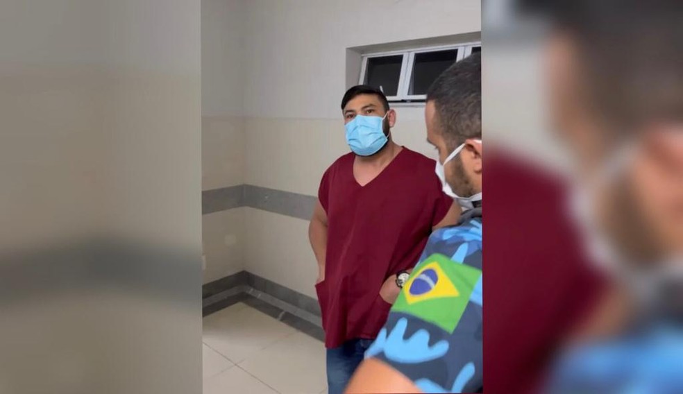Prefeita de Paraipaba, no Ceará, dá voz de prisão a homem suspeito de se passar por médico e exercer ilegalmente a profissão — Foto: Reprodução