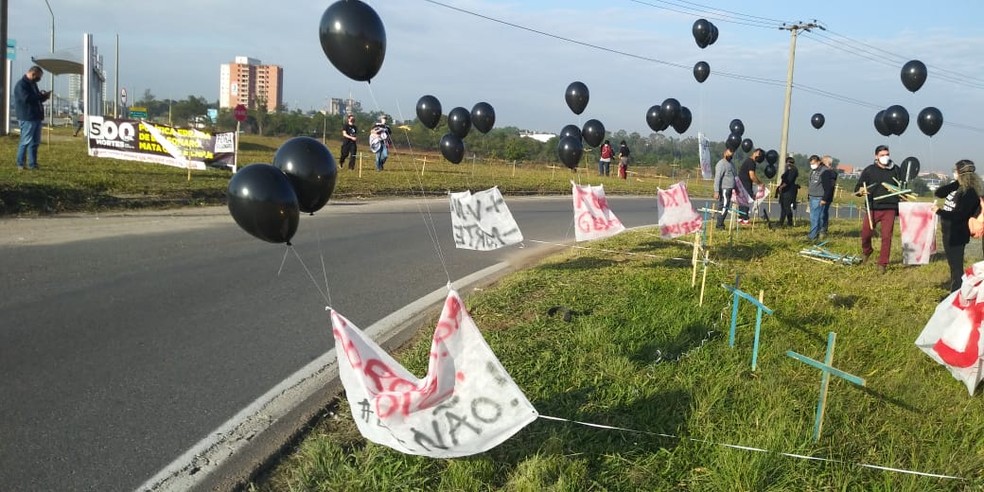 Manifestantes colocaram cruzes, faixas e balões pretos para protestar contra visita do presidente Jair Bolsonaro a Sorocaba — Foto: Aqruivo pessoal