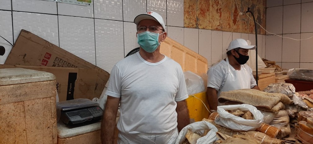 O feirante Fernando Carvalho trabalha com a venda de peixe Pirarucu, disse que o movimento da clientela, para uma segunda-feira da semana santa, estava fraco.  — Foto: Eliana Nascimento/Rede Amazônica 