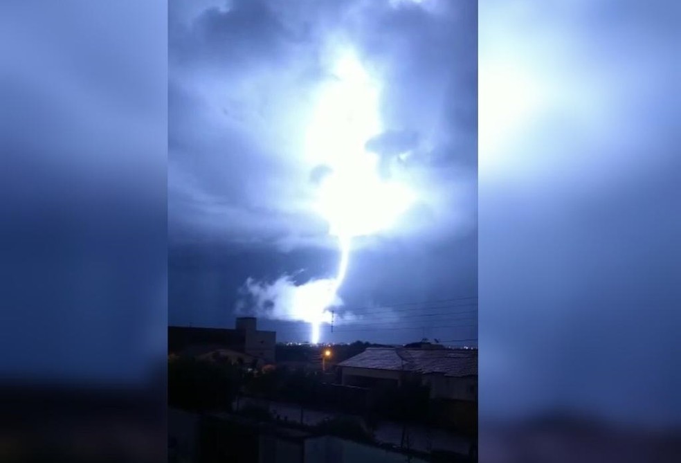 Raio ilumina céu de Iguatu, no interior do Ceará, e impressiona moradores — Foto: José Monteiro/SVM