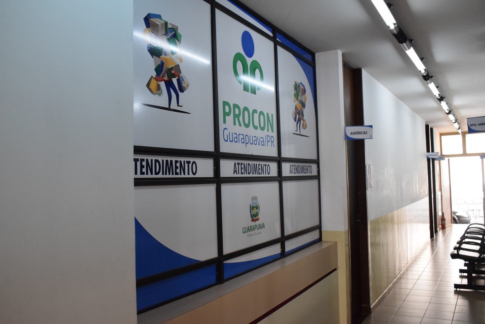 Servidores do Procon de Guarapuava percorreu agências bancárias da cidade — Foto: Divulgação / Prefeitura