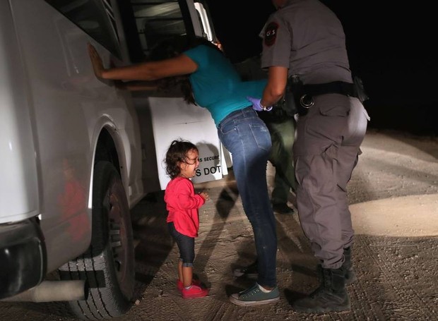 Menina chorando na fronteira (Foto: John Moore/WorldPressPhoto)