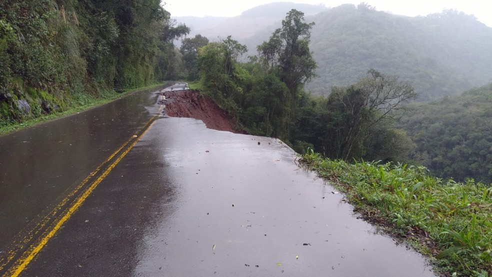 Na ERS-448, entre Farroupilha e Nova Roma do Sul, asfalto cedeu após passagem de ciclone-bomba — Foto: Rodrigo Cordeiro/RBS TV