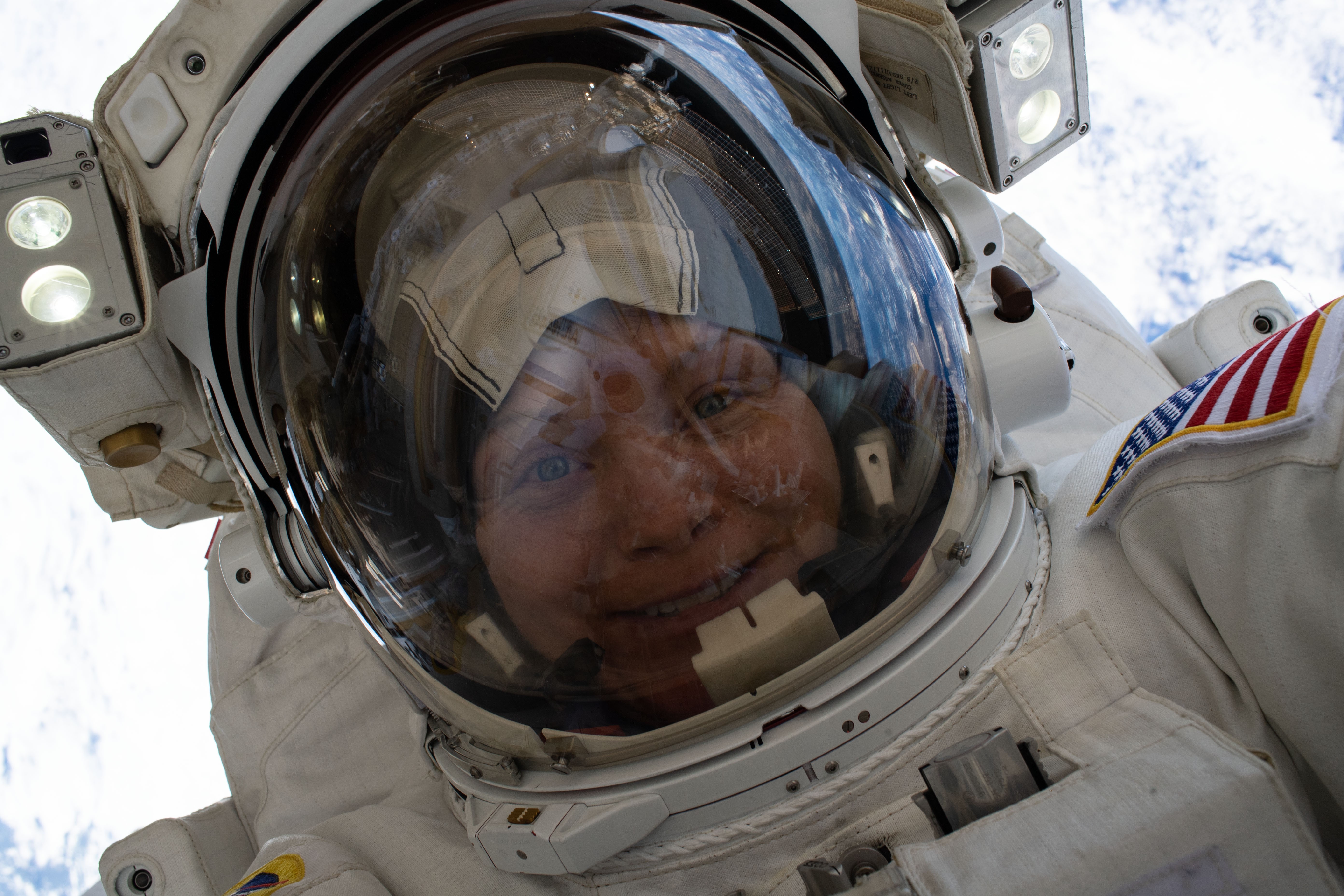 Selfie tirada pela astronauta durante sua primeira caminhada, em 22 de março de 2019 (Foto: NASA)