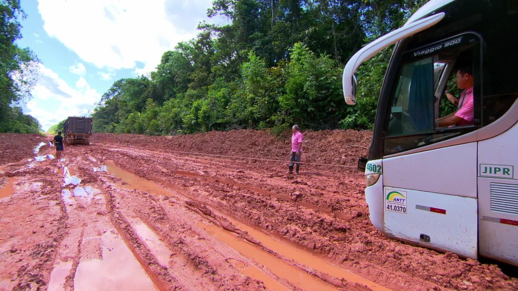 No segundo episódio da reportagem especial Descaminhos do Brasil, nossos repórteres enfrentam muito barro nas piores rodovias do país (Foto: Reprodução/Fantástico)