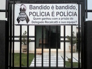 Cartazes colocados em frente às delegacias mostram o repúdio dos policiais contra a prisão de Recalcatti (Foto: Michelli Arenza / RPC)