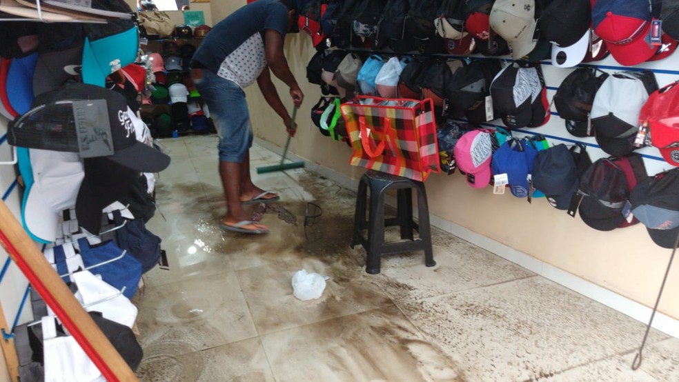 Na manhÃ£ de domingo (31) moradores fizeram limpeza em lojas invadidas por Ã¡guas â€” Foto: DÃ©bora Rodrigues/TV TapajÃ³s