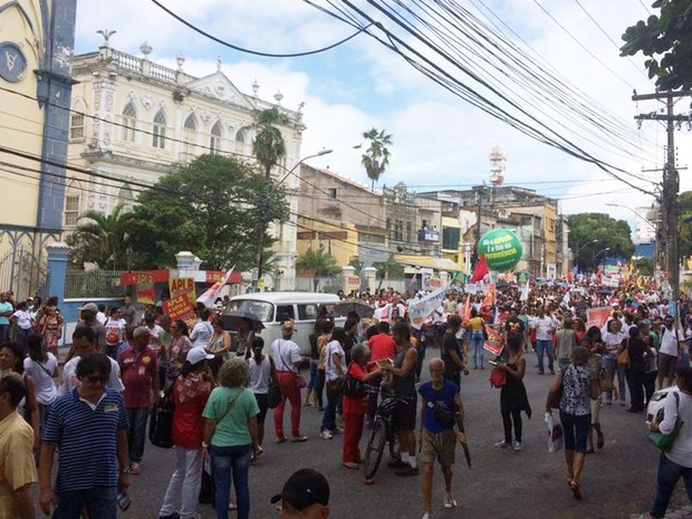 Trabalhadores caminham em protesto no centro de Salvador (Foto: Juliana Almirante/G1)