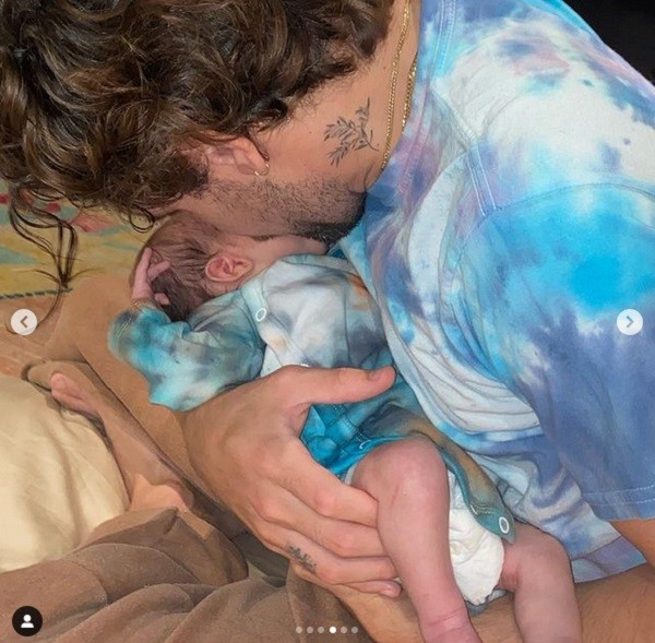 Uma das fotos compartilhadas pela cantora Halsey no álbum com registros feitos nas três primeiras semanas após o nascimento de seu primeiro filho (Foto: Instagram)