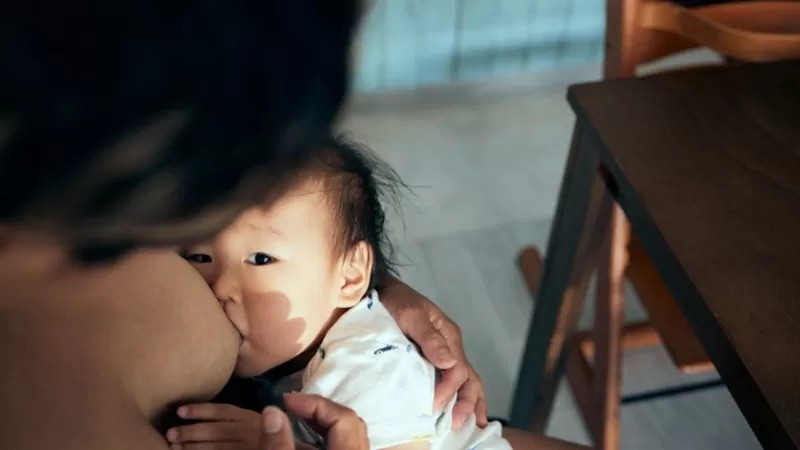 A Organização Mundial da Saúde (OMS) aconselha a manutenção do aleitamento materno por dois anos ou mais, e, de forma exclusiva, por 6 meses (Foto: GETTY IMAGES via BBC)