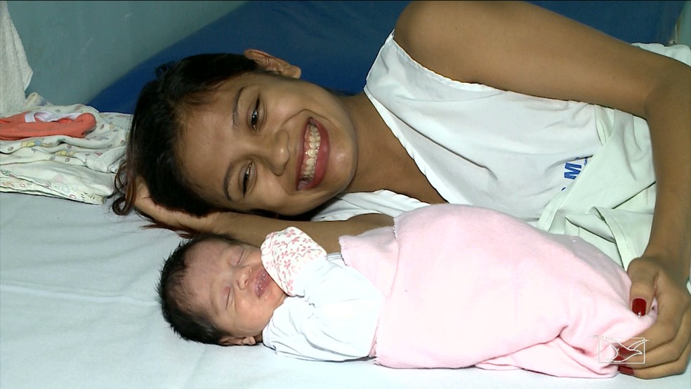 Paloma Silva* respira aliviada após descobrir que estava dando à luz.  (Foto: Reprodução/TV Mirante)